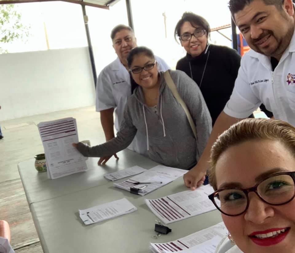 Voluntarios del PSBP aplicación de Flúor a niños de preescolar